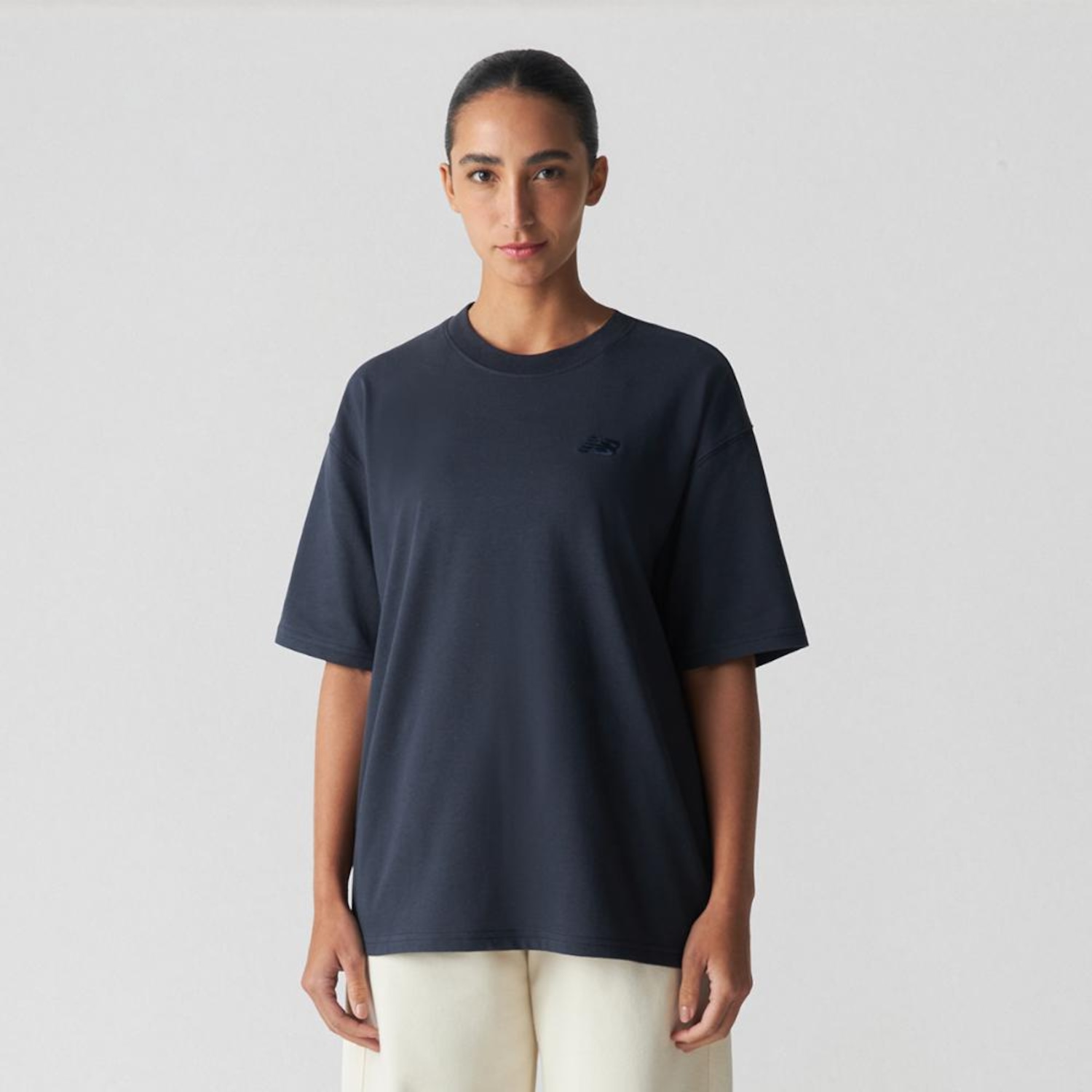 Camiseta Oversized Small Logo New Balance Feminina - Foto 1