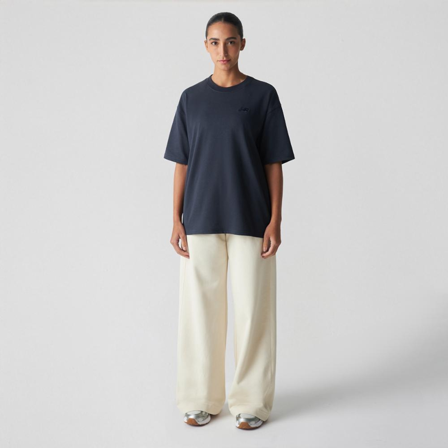 Camiseta Oversized Small Logo New Balance Feminina - Foto 4