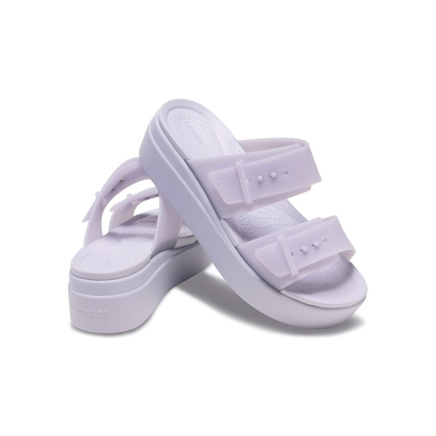 Sandália Crocs Brooklyn Buckle Frosted Low Wedge Purple Moon - Unissex - Foto 4