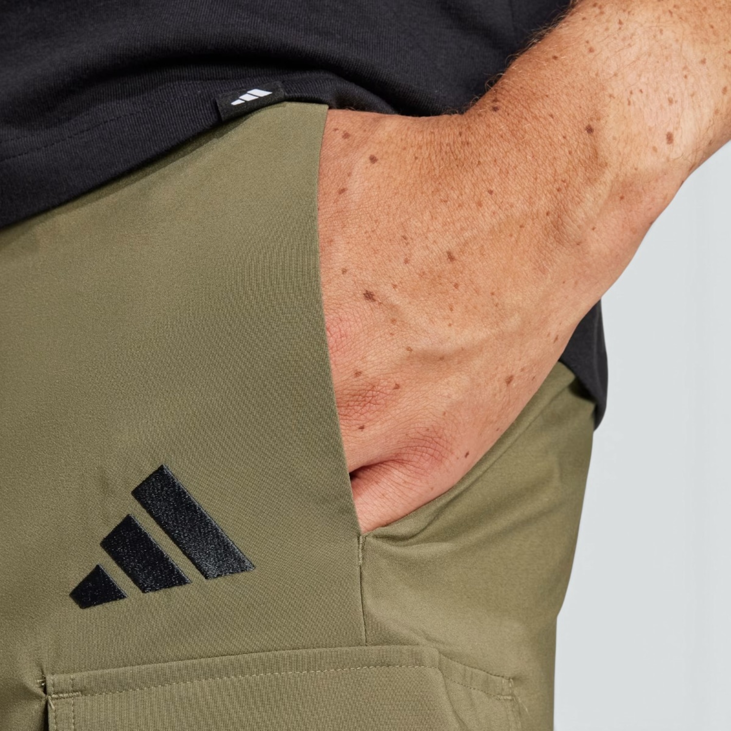 Shorts Cargo adidas Essentials Chelsea Logo Pequeno Masculino - Foto 4