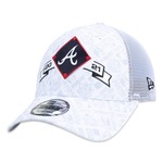 Boné Aba Curva New Era 9Forty Trucker Atlanta Braves Campeão Wolrd Series Champions 2021 Locker Room - Snapback - Adulto BRANCO