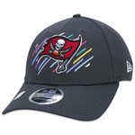 Boné Aba Curva New Era Tampa Bay Buccaneers 940 Crucial Outubro Rosa - Snapback - Adulto CINZA ESCURO