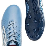 Chuteira de Campo Umbro Plasma + Meias - Adulto AZUL CLARO