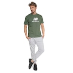 Camiseta New Balance Essentials - Masculina VERDE ESC/BRANCO