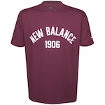 Camiseta New Balance Essentials 1906 - Masculina VINHO/BRANCO