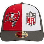 Boné Aba Curva New Era 59Fifty Fitted Low Profile Tampa Bay Buccaneers Sideline 2023 - Fechado - Masculino BRANCO/VERMELHO