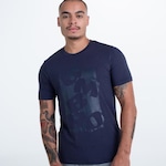 Camiseta Umbro College Piece - Masculina AZUL ESCURO