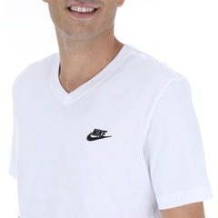 Camiseta Nike Club Vneck - Masculina - Foto 4