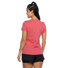 Camiseta Puma Manga Curta Essentials Logo - Feminina - Foto 3