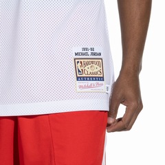 Camiseta Regata Chicago Bulls NBA Mitchell & Ness Authentic Jersey - Masculina - Foto 5