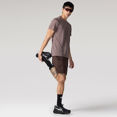 Camiseta ASICS Manga Curta Logo Espiral Crepe - Masculina - Foto 3