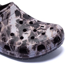 Sandália Crocs Classic Bleach Dye Clog - Masculino - Foto 8