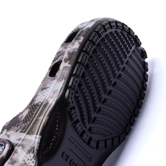 Sandália Crocs Classic Bleach Dye Clog - Masculino - Foto 9