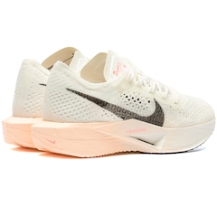 Tênis Nike ZoomX Vaporfly Next% 3 - Feminino - Foto 4