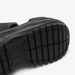 Sandália Crocs Classic Mega Crush - Foto 9