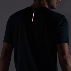 Camiseta Masculina ASICS Manga Curta Respirável de Secagem Rápida Refletiva Mescla - Foto 3