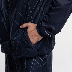 Jaqueta Corta-Vento Masculina ASICS com Capuz Ultraleve Estampa Linhas - Foto 5