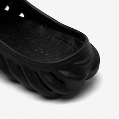Chinelo Crocs Echo Slide - Foto 7