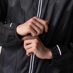 Jaqueta Masculina ASICS com Capuz Ultraleve Packable Repelente à Água - Foto 7