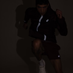 Jaqueta Masculina ASICS com Capuz Ultraleve Packable Repelente à Água - Foto 10