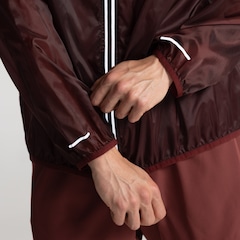 Jaqueta Masculina ASICS com Capuz Ultraleve Packable Repelente à Água - Foto 7