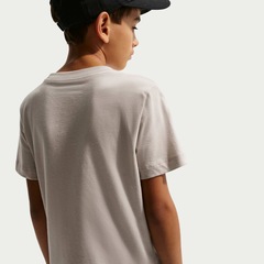 Camiseta Juvenil Nike Manga Curta Sportswear Embroidered Future - Foto 3