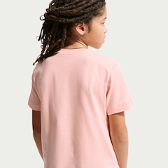 Camiseta Juvenil Nike Manga Curta Sportswear Embroidered Future - Foto 2