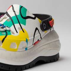 Sandália Crocs Haring Mega Crush Clog - Foto 2