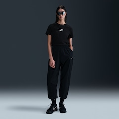 Camiseta Nike Sportswear Club Feminina - Foto 6