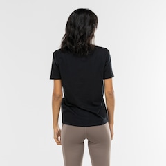 Camiseta Nike Sportswear Club Essential Feminina - Foto 3