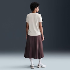 Camiseta Nike Sportswear Club Essential Feminina - Foto 6