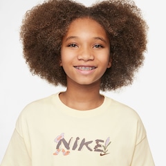Camiseta Nike Sportswear Seasonal Story Juvenil - Foto 3