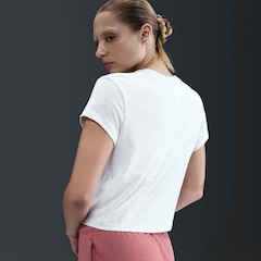 Camiseta Nike Sportswear Club Feminina - Foto 4
