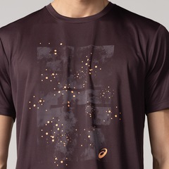Camiseta Asics LS MP Estampada - Masculina - Foto 5