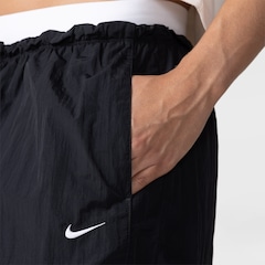 Calça Nike Sportswear Loose Parachute Pants Feminina - Foto 4