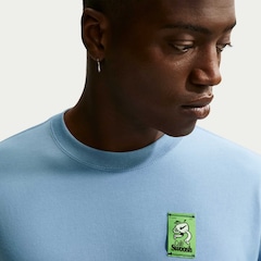 Camiseta Nike Sportswear Café Swoosh Mug Unissex - Foto 4