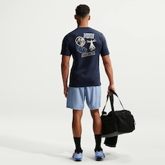 Camiseta Nike Train Stickers Masculina - Foto 3