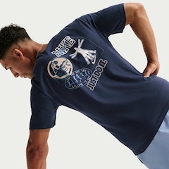Camiseta Nike Train Stickers Masculina - Foto 4