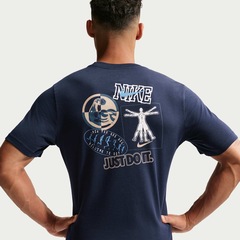 Camiseta Nike Train Stickers Masculina - Foto 5
