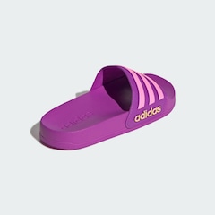 Chinelo adidas Adilette Shower Slide - Infantil - Foto 7