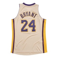 Camiseta Regata Mitchell & Ness Jersey Swingman Los Angeles Lakers Gold Kobe Bryant - Masculina - Foto 2