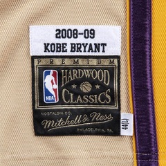 Camiseta Regata Mitchell & Ness Jersey Swingman Los Angeles Lakers Gold Kobe Bryant - Masculina - Foto 3