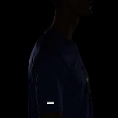 Camiseta Nike Wild Run Miler - Masculina - Foto 4