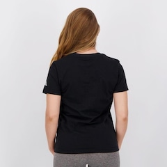 Camiseta adidas Essentials Slim Logo - Feminina - Foto 3
