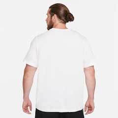 Camiseta Nike Sportswear Club - Masculina - Foto 2