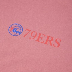 Camiseta Regular New Era Nba Philadelphia 76Ers Classic - Masculina - Foto 3