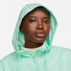 Jaqueta Nike Sportswear Essential Repel com Capuz - Feminina - Foto 5
