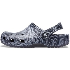Sandália Crocs Classic Topographic Clog Deep - Unissex - Foto 2