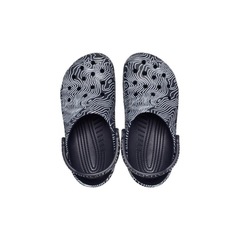 Sandália Crocs Classic Topographic Clog Deep - Unissex - Foto 3