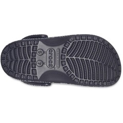 Sandália Crocs Classic Topographic Clog Deep - Unissex - Foto 7